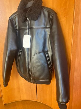 Cazadora negra con cuello de borrego