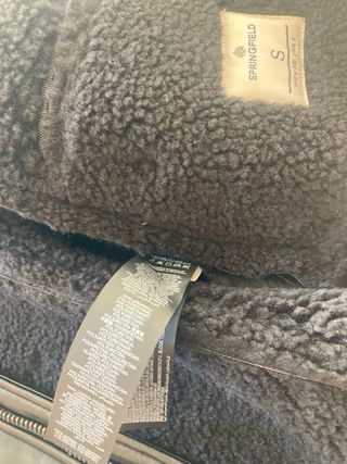 Cazadora negra con cuello de borrego