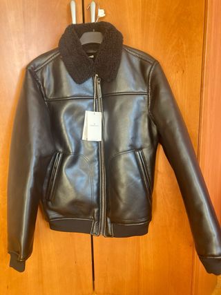 Cazadora negra con cuello de borrego