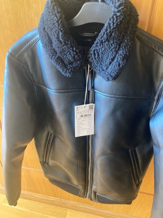 Cazadora negra con cuello de borrego