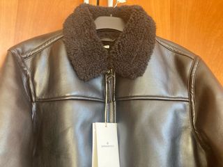 Cazadora negra con cuello de borrego