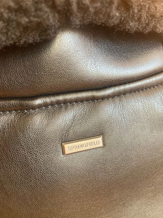 Cazadora negra con cuello de borrego