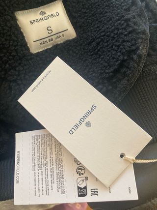 Cazadora negra con cuello de borrego