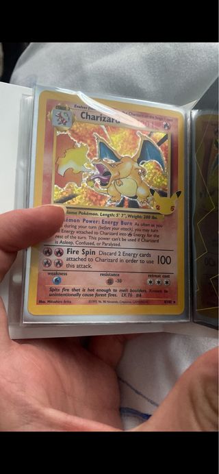 Carta Pokémon Charizard 25 Aniversario