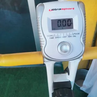 Bicicleta estática con marcador digital