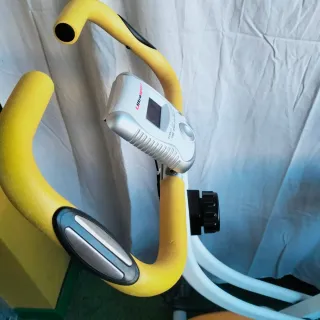 Bicicleta estática con marcador digital