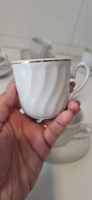 Tazas y platos de porcelana Fena