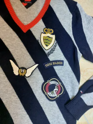 Maglione Tommy Hilfiger righe con patch gigi hadid