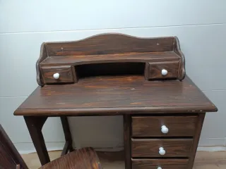 Mesa escritorio con silla, en madera maciza.
