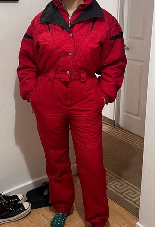 Mono de esquí rojo y negro