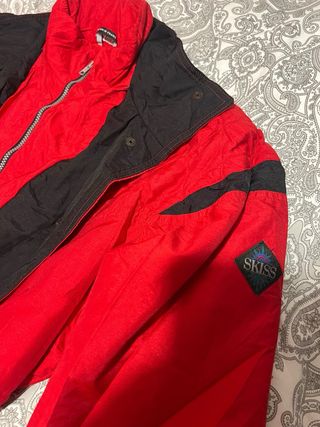 Mono de esquí rojo y negro