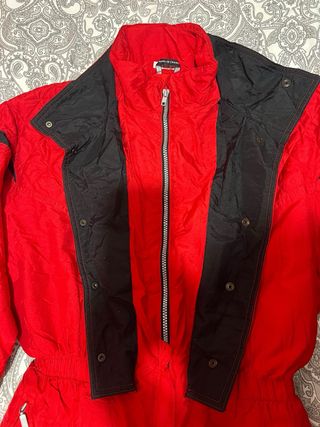 Mono de esquí rojo y negro