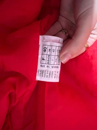 Mono de esquí rojo y negro