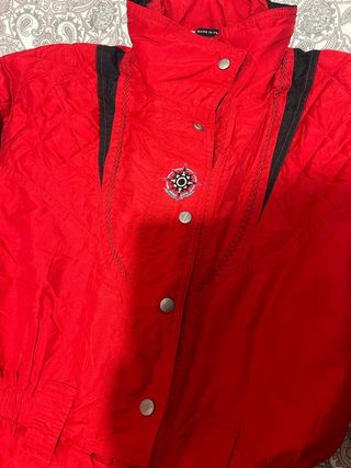 Mono de esquí rojo y negro