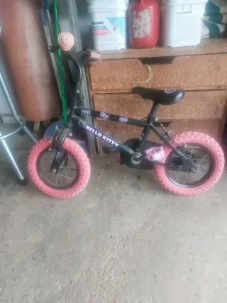 Bicicleta Hello Kitty casi nueva