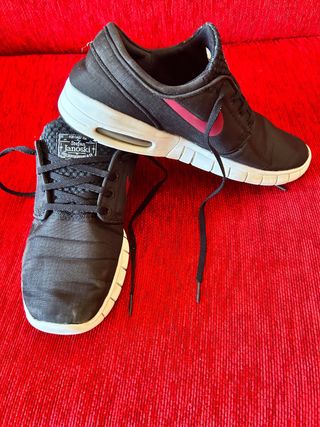 Deportivas Nike Negras y Rojas
