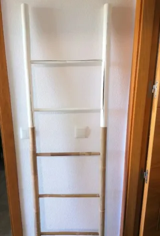 Escalera decorativa bambú y blanco