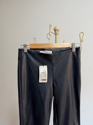 Pantalones Mango efecto piel azul marino Talla S