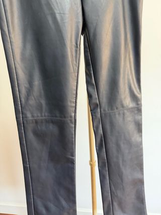 Pantalones Mango efecto piel azul marino Talla S