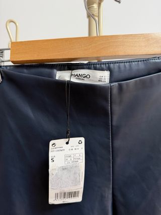 Pantalones Mango efecto piel azul marino Talla S
