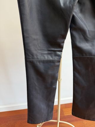 Pantalones Mango efecto piel azul marino Talla S