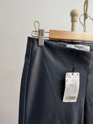Pantalones Mango efecto piel azul marino Talla S