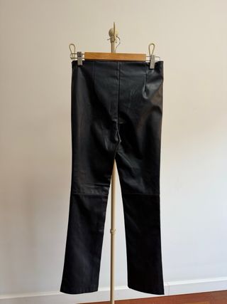 Pantalones Mango efecto piel azul marino Talla S