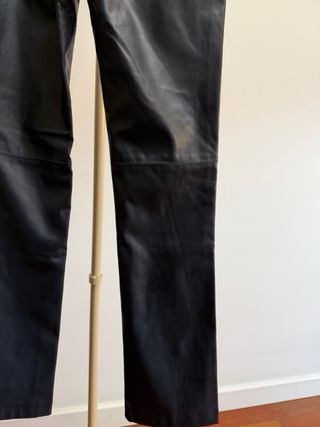 Pantalones Mango efecto piel azul marino Talla S