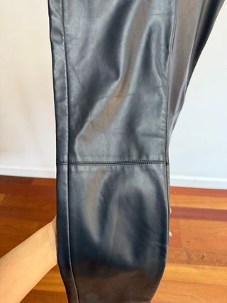 Pantalones Mango efecto piel azul marino Talla S