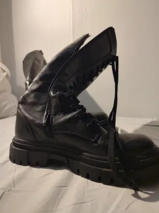 Botas altas de cuero negro con cordones