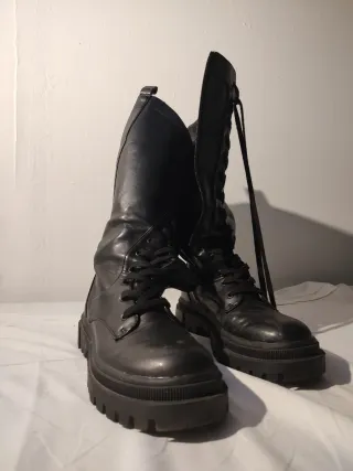 Botas altas de cuero negro con cordones