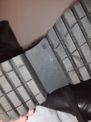 Botas altas de cuero negro con cordones