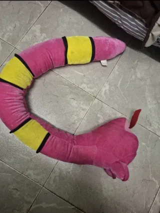 Peluche gusano rosa y amarillo