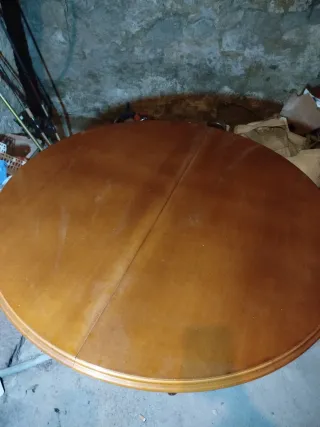 Mesa redonda de madera