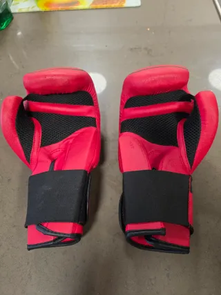Guantes de boxeo rojos