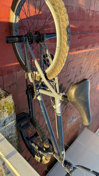 Bici BMX gris