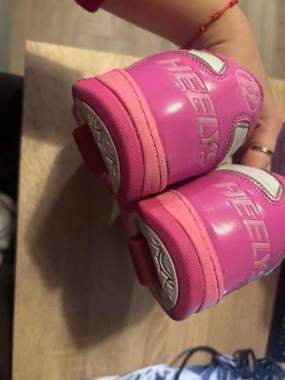 Zapatillas con ruedas rosas y blancas.