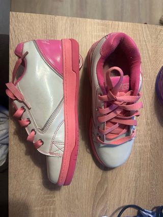 Zapatillas con ruedas rosas y blancas.