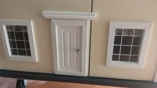 Casita de muñecas de madera amueblada y habitada