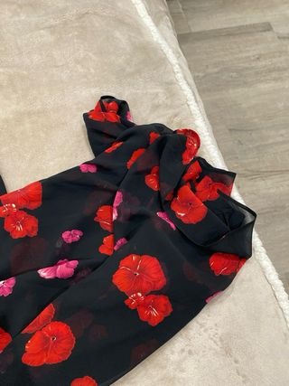 Camisón lencero negro con flores rojas