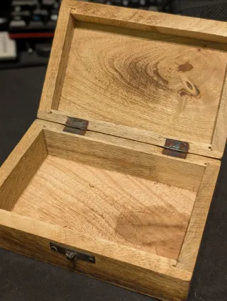 Caja de madera decorada artesanalmente