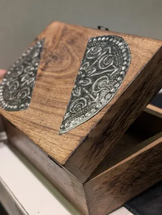 Caja de madera decorada artesanalmente
