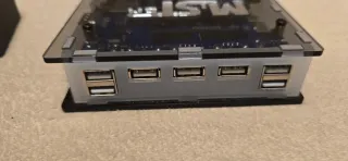 Mister FPGA con carcasa y fuente