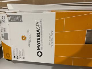 Tarima vinílica SPC y Rodapié blanco 20m