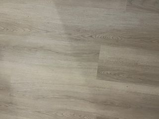 Tarima vinílica SPC y Rodapié blanco 20m