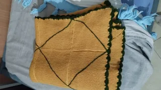 Coperta in lana gialla con bordo verde