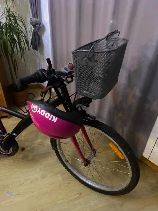 Bicicleta infantil rosa con cesta