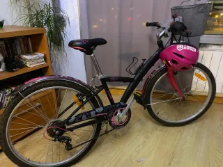 Bicicleta infantil rosa con cesta