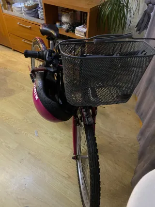 Bicicleta infantil rosa con cesta