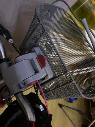 Bicicleta infantil rosa con cesta